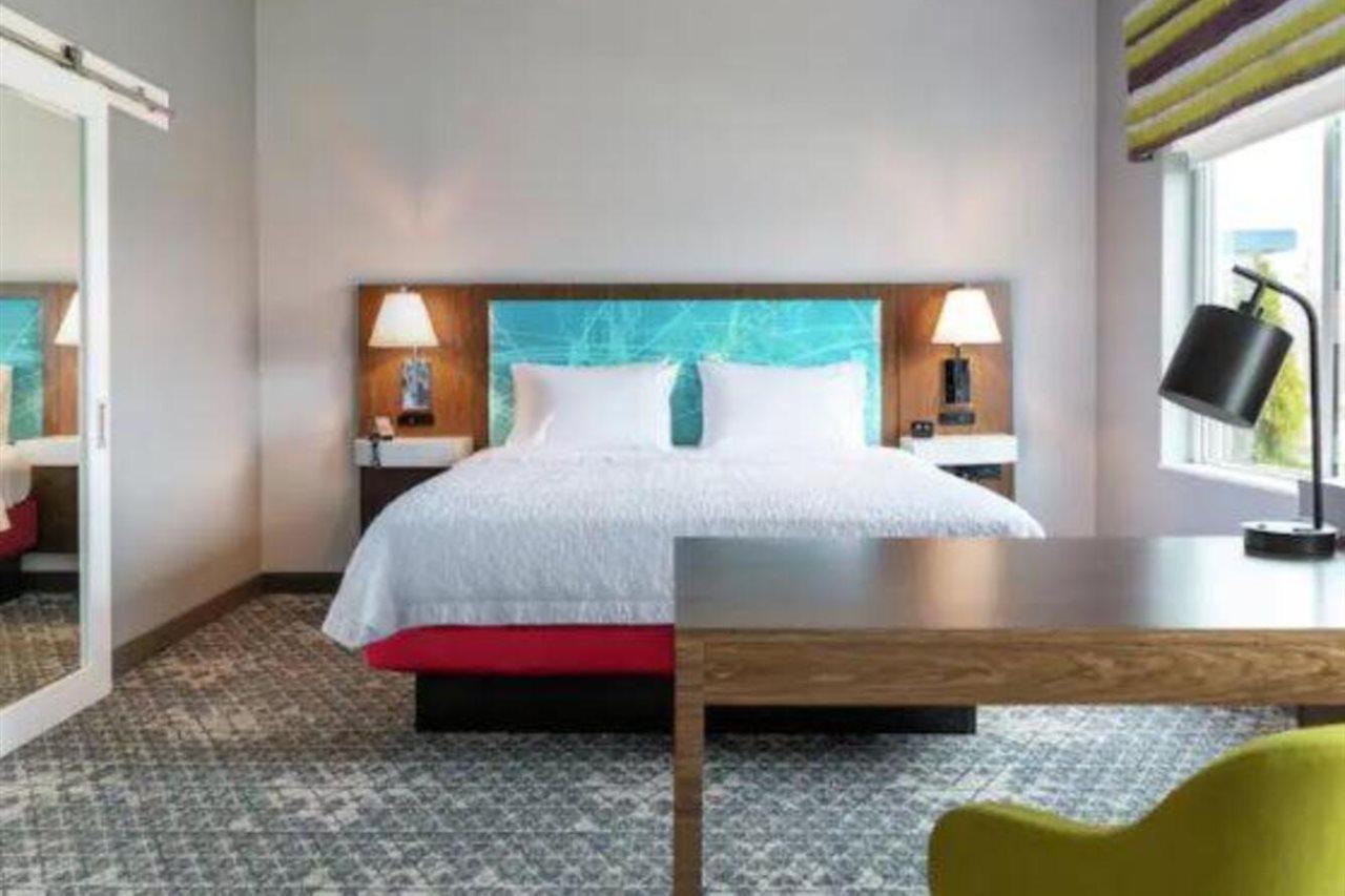 Hampton Inn Нийдълс Екстериор снимка